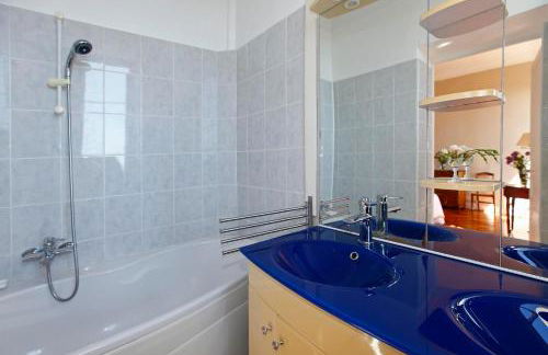 PALMERAIE - Magnifique appartement d'époque avec Vue Mer 4 personnes avec terrasse Le Port Nice - Photo 39