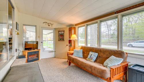 Walk to Lake Huron Pet-Friendly Caseville Cottage - Foto 4