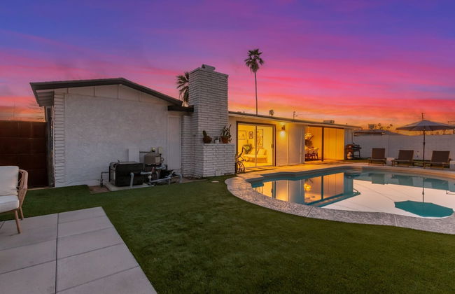 The Melrose ASU Pool Workspace Firepit - Photo 35