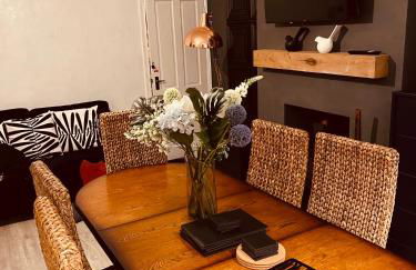 Spacious 5 Bedroom Home in Central Kidderminster with Private Parking and Electric Vehicle Facilities, Easy Access to Birmingham and Nearby Towns - Foto 2