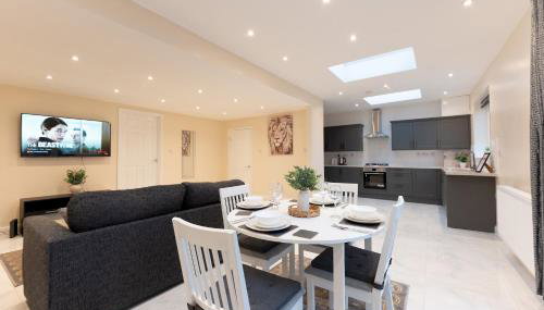 Spacious 4BR Home Walk to Station Parking - Pass the Keys - Foto 5, Other