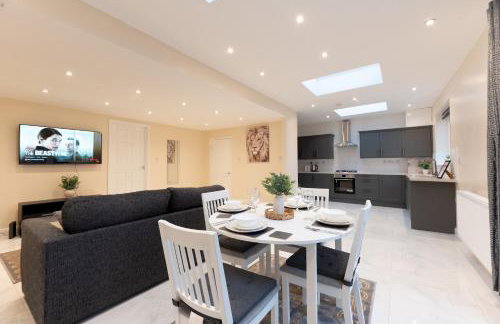 Spacious 4BR Home Walk to Station Parking - Pass the Keys - Foto 5