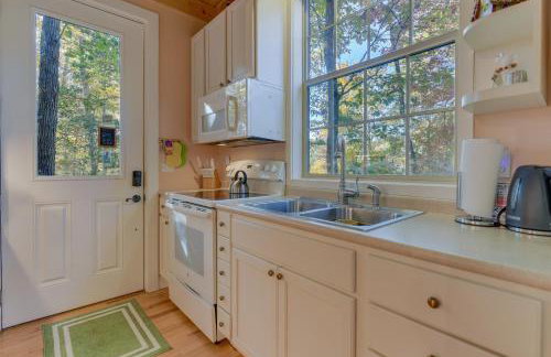 French Broad River Access Whimsical Gem with Deck - Foto 14