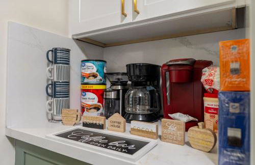 Entire Private Home with 4 Bedrooms 2 Bathrooms, Spacious, Lux King Bed, Ranch Style, Prime Area, Available Now - Photo 40