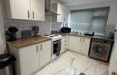 Contractor and Family, Private Detached Property DY5 - Foto 1