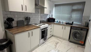 Contractor and Family, Private Detached Property DY5 - Foto 1