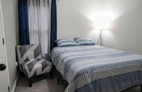 Queens Hidden Gem with Game Room 5 beds sleeps 9 - Foto 10