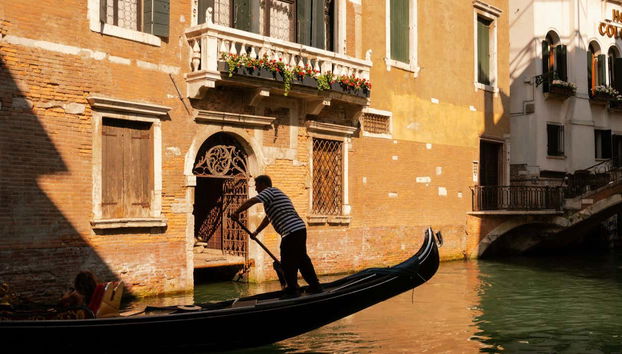 Venice Canals Gondola Ride Under the Bridge of Sighs - Foto 5