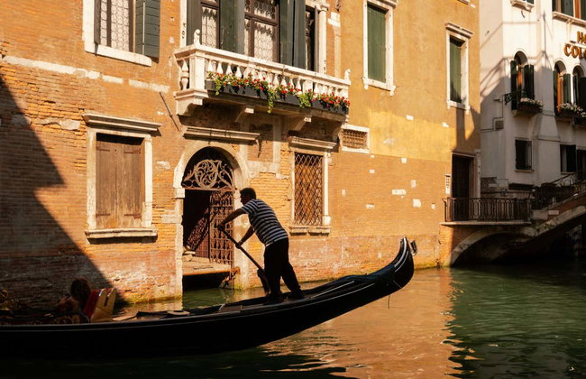 Paseo en góndola por el Puente de los Suspiros y los canales de Venecia - Foto 6