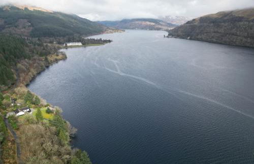 WATERSIDE 3 BED COTTAGE, HOT TUB, SAUNA, PVT BEACH - Foto 13