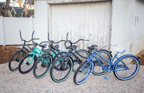 Couples Getaway | Walk to Unc | Free Cruiser Bikes - Foto 44