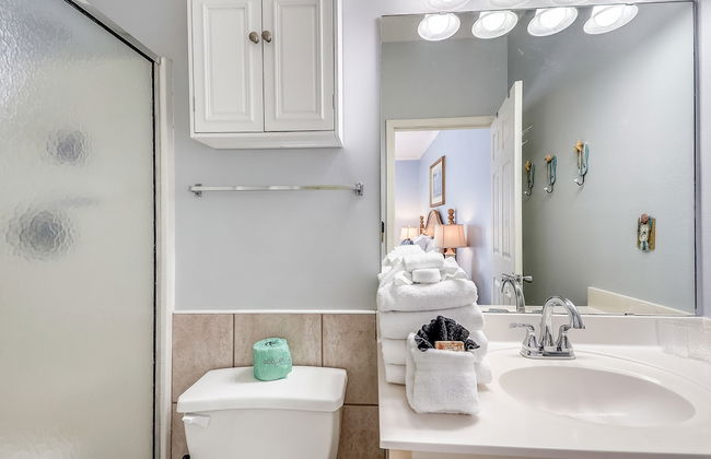 SPC 4133 Beautiful Tennis Court 2 bedroom with free beach set up for 2 by RedAwning - Foto 13