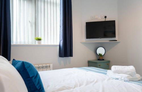 The Little Blue House by Sheppey Stays -Cosy 2BR Blue House - Near Docks with Parking - Foto 5