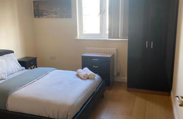 4 Bed House - Sleeps 8 - Wifi - Parking - Foto 8