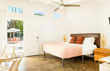 2 Rooms Sleeps 8 Retro Hotel w Pool Wesley King Studio Buyout by AvantStay - Foto 5