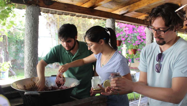 En pleine fabrication de bonbons traditionnels de Parras