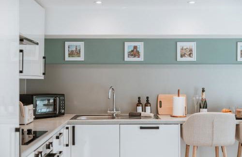 2 Bed Apartment Overlooking the Square Step Out to Shops & Dining - Foto 12