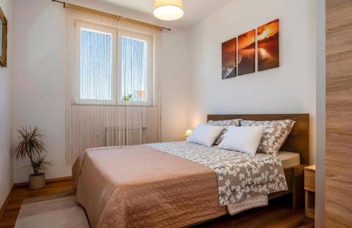 Family friendly house with a swimming pool Vrpolje, Sibenik - 24345 - Photo 20