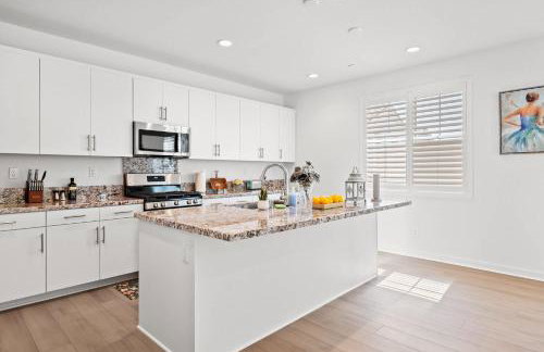 Spacious 5BR Getaway w Game Room & Modern Comfort - Photo 68