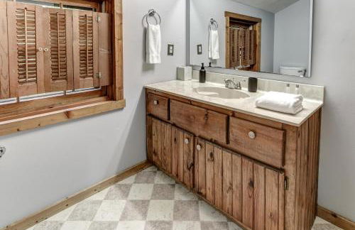 Charming Renovated Cabin with Fireplace - Foto 24