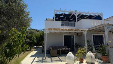 Sunset Apartments - Photo 2