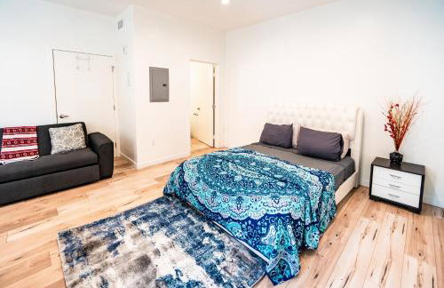 Modern 3 Bedroom 3 Level Loft in Hollywood Sleeps 10 Free Gated Parking Full Kitchen - Photo 4