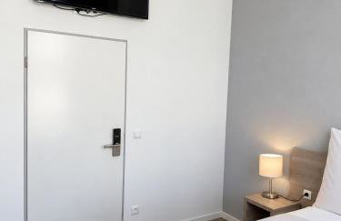 Aparthotel Emilia 24h Check-in, Free Parking and WiFi - Photo 17