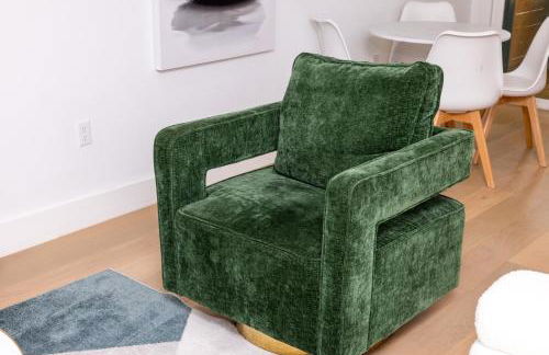 Luxe Retreat, Modern Gem with Private Backyard Oasis - Foto 13