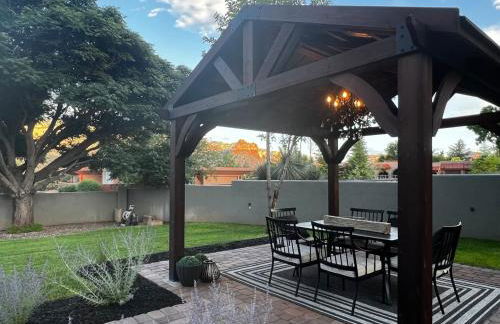 Sedona Uptown Gem!Large yard w grass and shade trees! Views!! NEW! BARREL SAUNA!!! Close to trails, walk to Uptown Sedona, restaurants and shopping - Foto 16