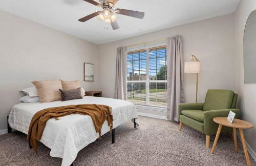 Near Texas A&M, Spacious Living Room, 4 Queen Beds - Foto 8