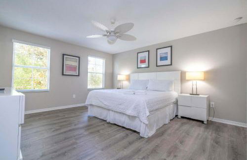 4BR Lakefront - Themed Rooms - Pool & BBQ! - Foto 14