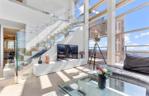 Penthouse Duplex with Epic Views - Photo 3