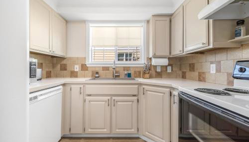 CDA Getaway! King Beds, Gear Storage, RV & Trailer Parking, 1 Mile to the Lake! - Foto 5