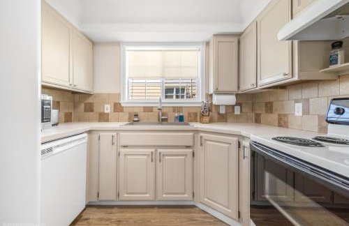 CDA Getaway! King Beds, Gear Storage, RV & Trailer Parking, 1 Mile to the Lake! - Foto 5