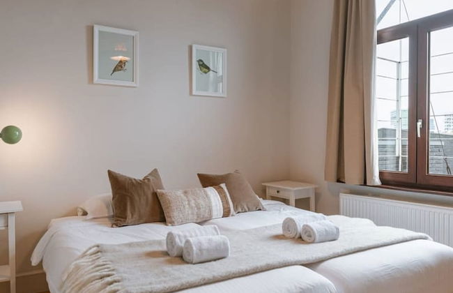 Charming Mansion in Vibrant Antwerp - Photo 2