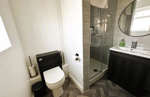 Kennedy Villa - 5 Bedroom House with Hot Tub, WiFi, Free parkings, Close to Bicester Village - Foto 20