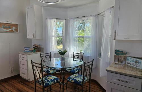 Walk to waves Beautiful 3-Bedroom with pool steps from beach - Foto 2