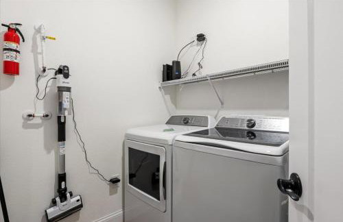 Family-Fun Lakeside Luxury at Topsider in Osage w/ 2 Pools, Prime Views Pack N' Play & Games - Foto 32