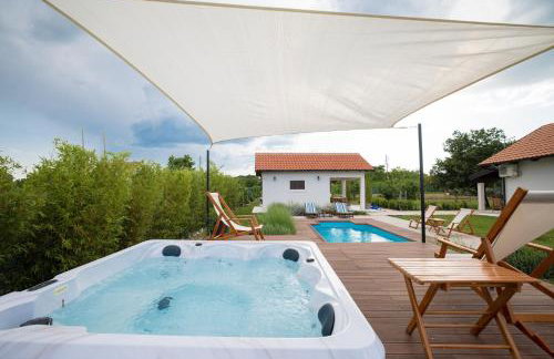 Villa Ena with Pool & Jacuzzi - Photo 4