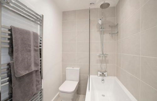 The Hideaway with Cosy Fireplace by LetMeStay - Foto 26