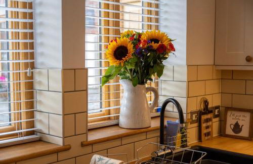 Apple Tree Cottage - Cosy 2 Bed with Deluxe HOT TUB & Log Burner - Photo 16