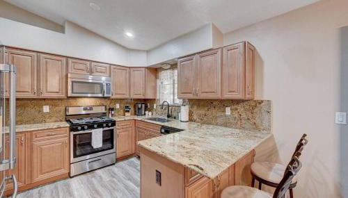 Cozy Getaway with King Bed, BBQ & Spacious Backyard - Foto 4