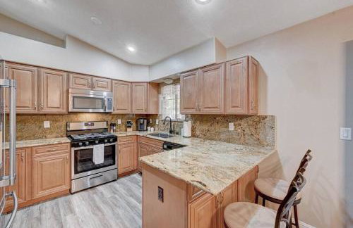 Cozy Getaway with King Bed, BBQ & Spacious Backyard - Photo 4