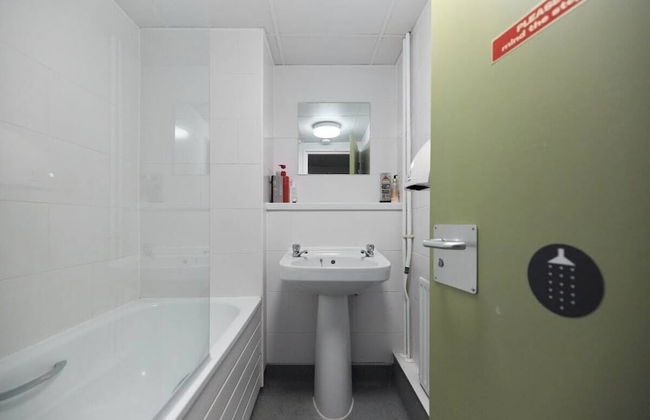 Classic Room 09 - Louise House Summer Youth Accommodation - Photo 6