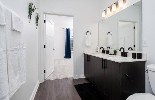 Radiant Vibes Spacious 2BR 2BA 2 King Beds Gym WFH - Foto 29