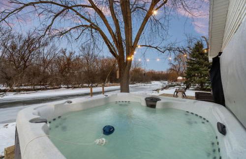 Cozy 3BR Cabin With Hot Tub on Nippersink Creek - Photo 73