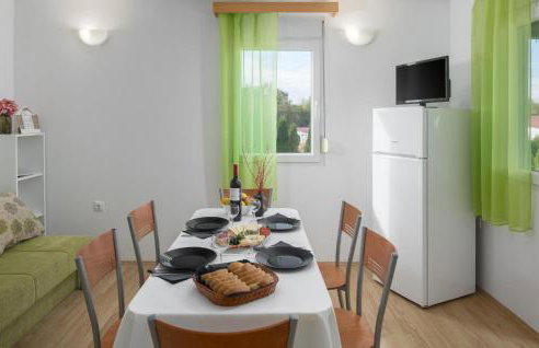 Awesome Home In Tinjan - Foto 8