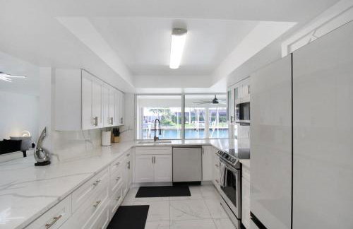 Chic & modern canal-front retreat with private pool - Azure Tides - Photo 43