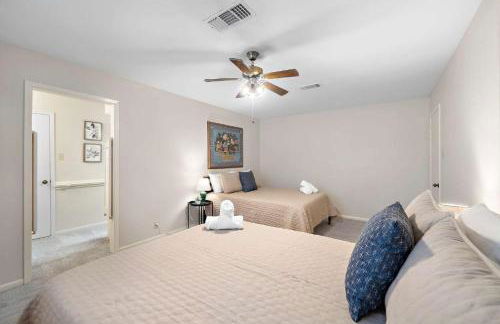 Relax and Play 3BR Retreat w Sunroom - Foto 22