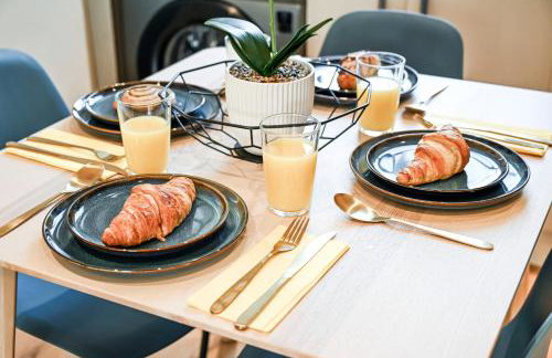 Modern 2BR Apartment for Contractors, Balcony & Fast Wi-Fi, W6 - Foto 22